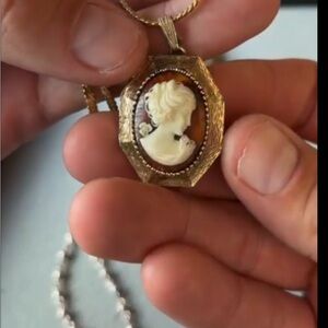 Beautiful Vintage Avon Elegant Gold Cameo Perfume Pendant Necklace